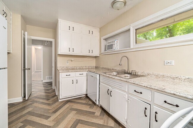 Foto del edificio - Recently Renovated 3 Bedroom 2 Bath House ...