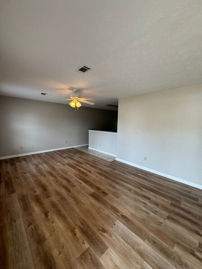 Foto del edificio - Newly Renovated Longview Court Available Now!