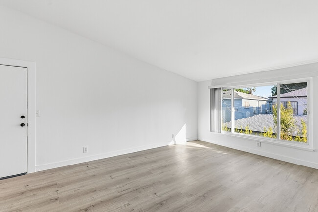 Building Photo - 360 S Reeves Dr