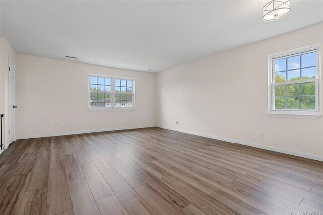Foto del edificio - 276 Temple Hill Rd