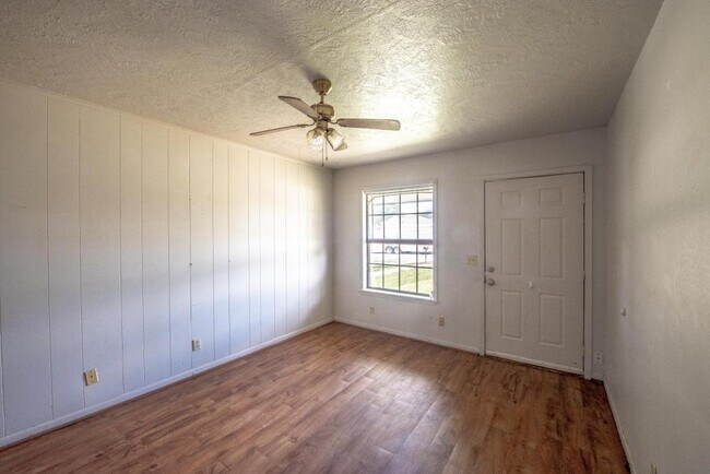 Foto del edificio - 1801 Cheryl Dr