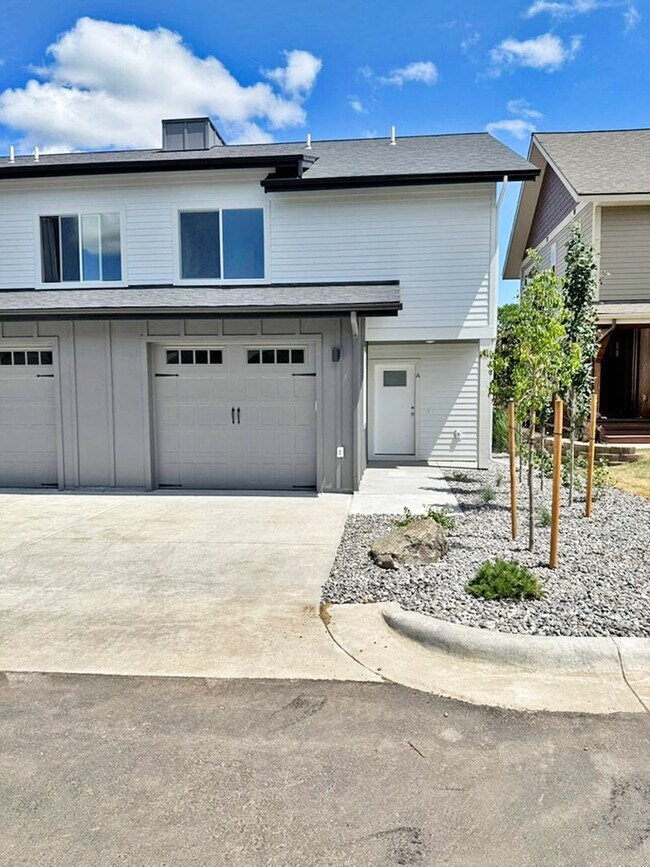 Building Photo - Brand New Condo, Large Windows and Central...