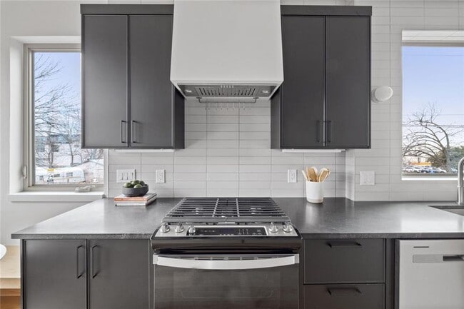 Building Photo - Stunning 2-bed/2-bath Condo Available For Lease