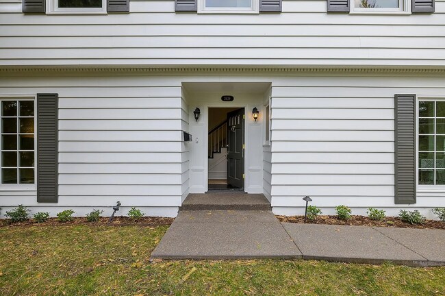 Building Photo - Experience the Charm of a Portland Heights...