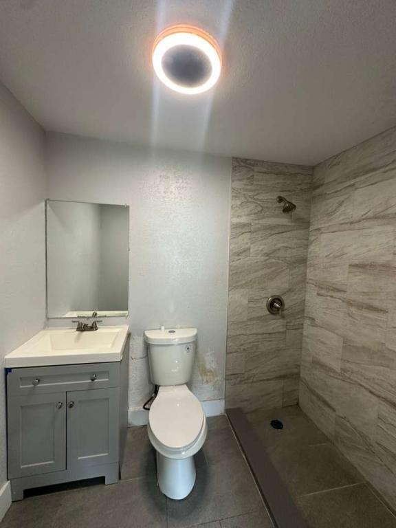 Building Photo - 1550 E Bay St