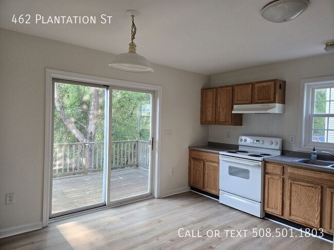 Building Photo - 462 Plantation St