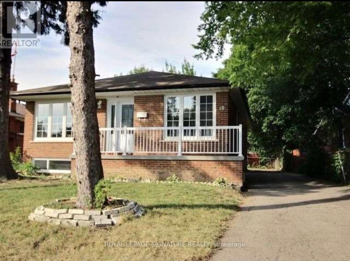 Primary Photo - 10 Sanford Crescent