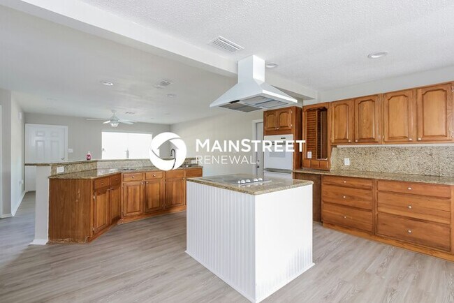 Building Photo - 3 Bedroom Pet-Friendly Home in Sarasota, FL with Main Street Renewal