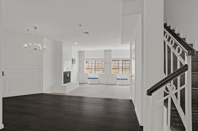 Building Photo - 850 N Poinsettia Pl