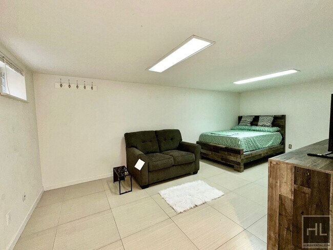 Building Photo - Large Studio Walk in @ 63 DRIVE