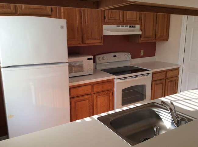 Building Photo - Charming, low maintenance 2 bedroom available now!