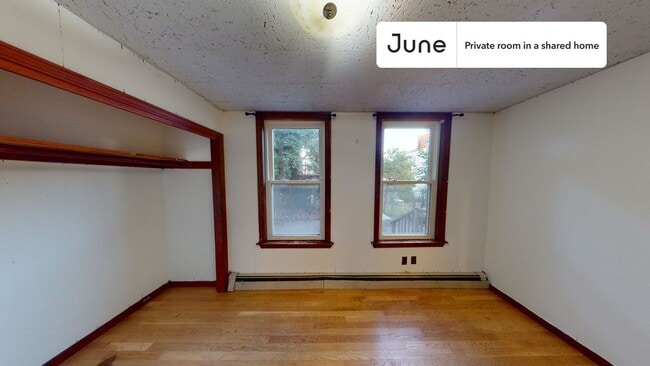 Building Photo - Private bedroom in 4 bed/1 bath Home