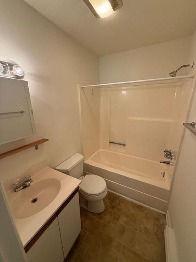 Building Photo - This is a great unit, come check it out today!!