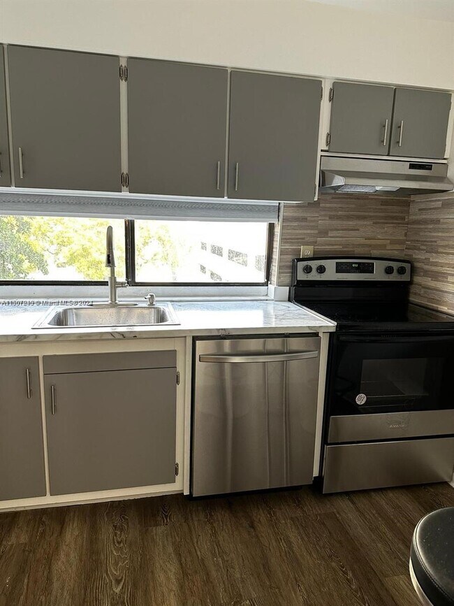 Foto del edificio - 16909 N Bay Rd