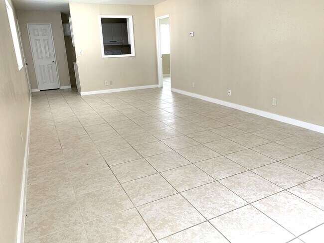 Foto del edificio - Newly refreshed spacious 2bedrooms,2 baths duplex in Eagle Lake, TX.