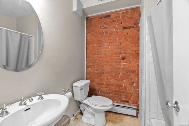 Building Photo - 32 Trumbull St