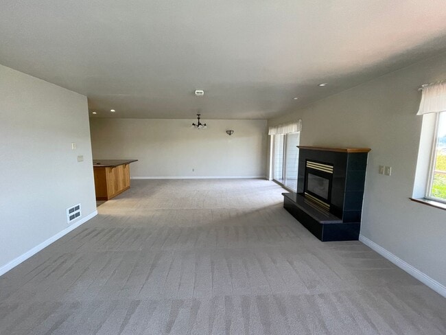 Building Photo - Beautiful Condo with Amazing View of the H...