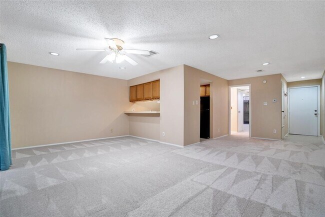 Building Photo - 3900 Aspen Dr