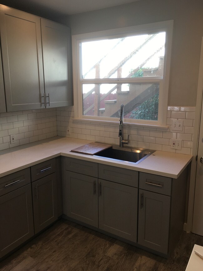 Foto del edificio - 939 W Glenoaks Blvd