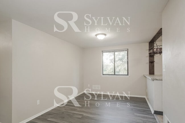 Foto del edificio - Charming 3BR 2.5BA split foyer home
