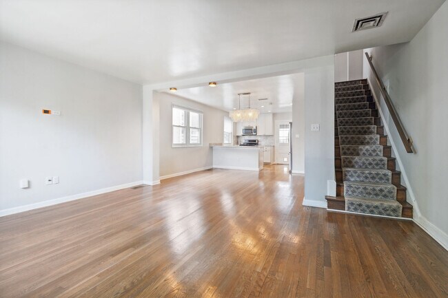 Building Photo - 531 Ingraham St NE