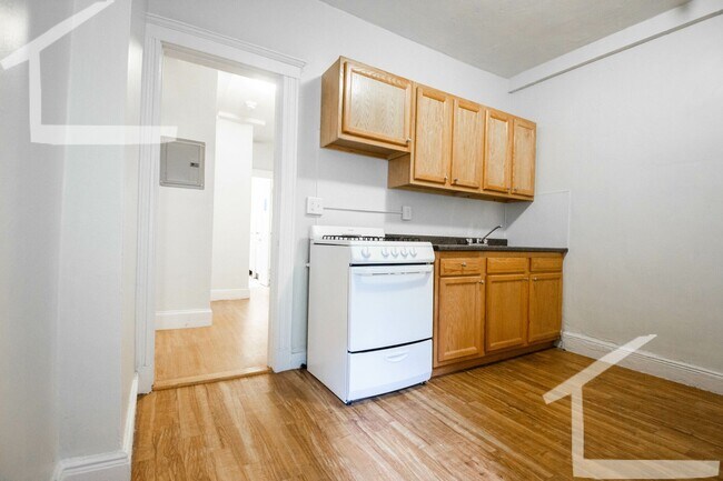 Building Photo - 9/1 - No Fee! Split-style 3BR near Cleveland Circle!