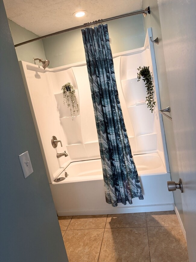 Downstairs tub - 1159 Fromage Cir W