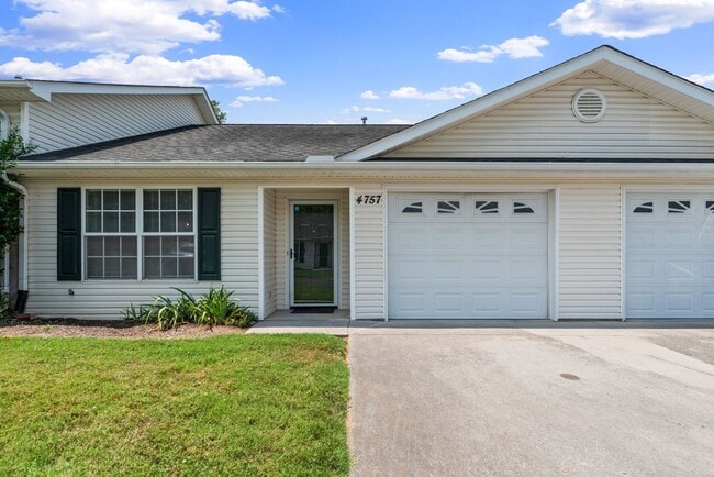 Building Photo - Updated One Level 2 Bedroom / 2 Full Bath ...