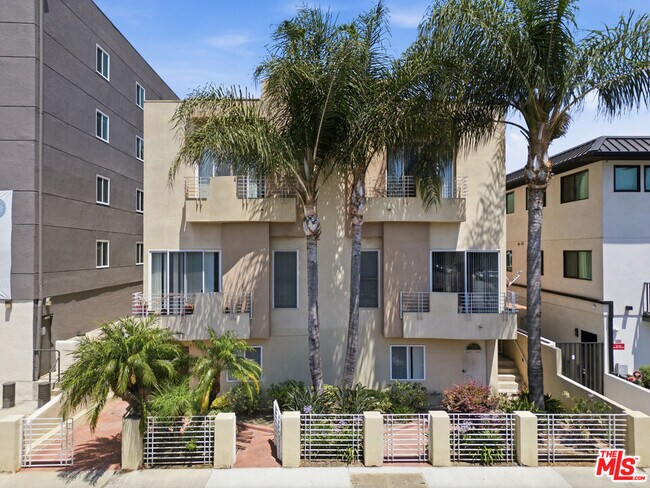 Foto del edificio - 4940 Laurel Canyon Blvd