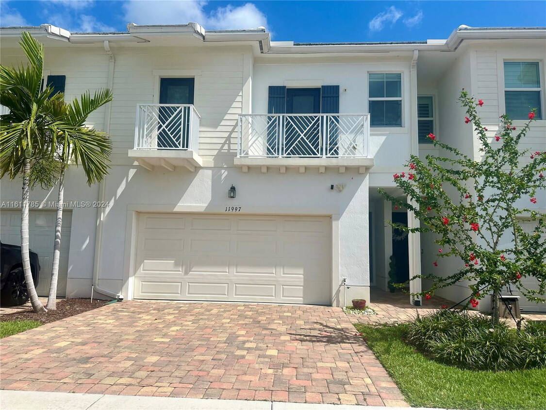 Foto principal - Park Central, Royal Palm Beach, FL 33411 -...