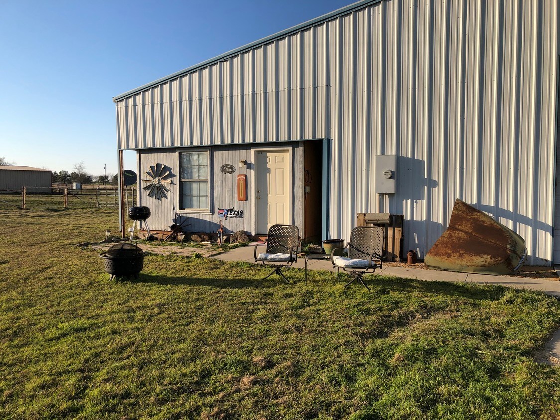 Cabin on property - 14601 FM2449