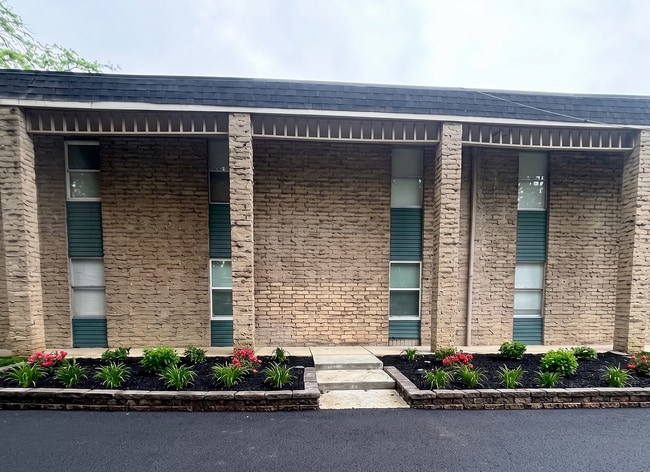 Building Photo - Tall Oaks