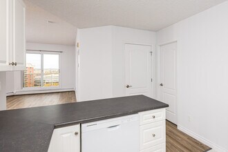 Building Photo - Grand Central Manor