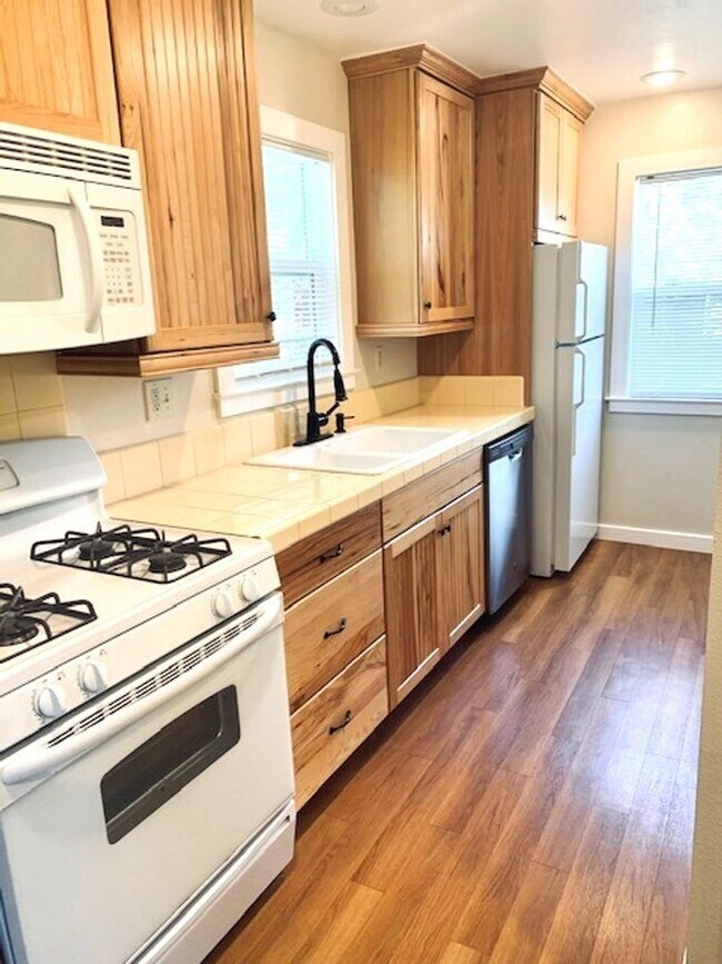 Building Photo - 871 Dowdell Ln