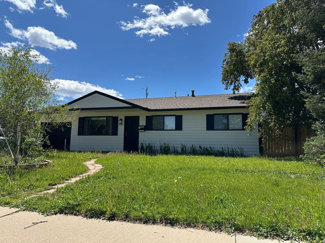 Foto principal - Newly Updated 4-Bedroom House just East of...