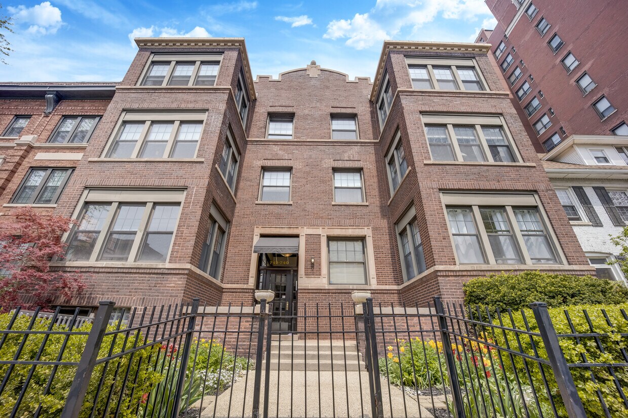 740 W Bittersweet Pl Unit 2E, Chicago, IL 60613 Condo for Rent in