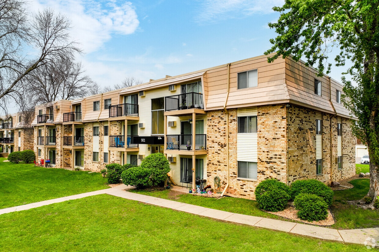 Exterior of 901 Building - Northwood Villa