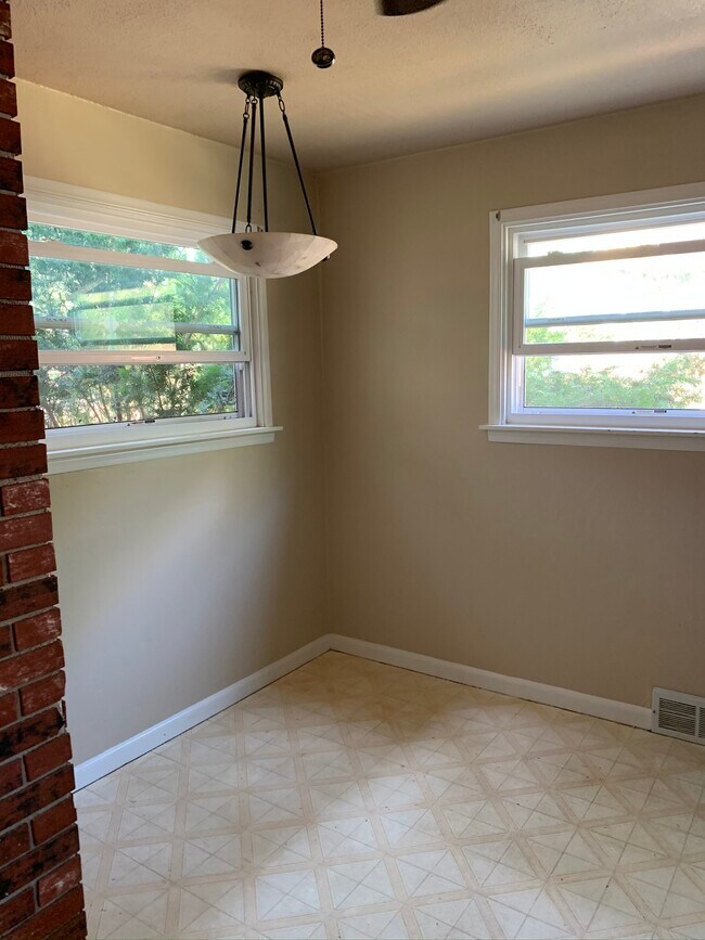 Building Photo - 1126 Elmhurst Dr NE