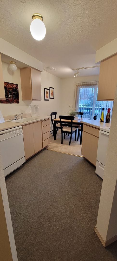 Building Photo - Middle (2nd) floor 660 sq ft 1-bedroom wit...