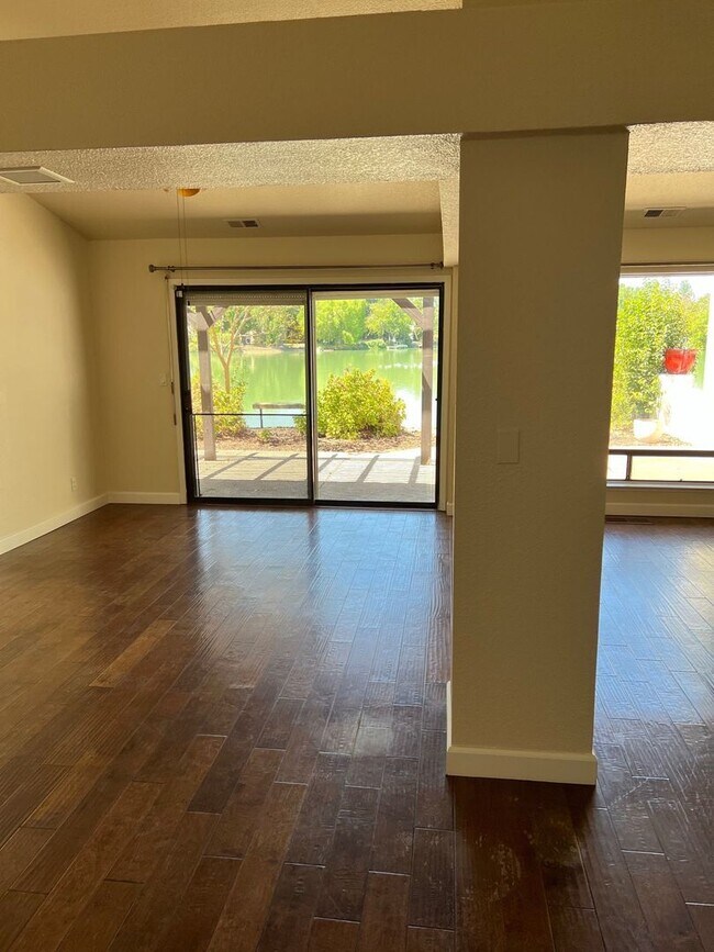 Foto del edificio - Stunning Views! Lake front 3 bed/2ba Home in Stonegate Community!