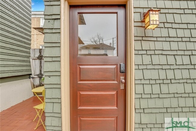 Building Photo - 410 E Victory Dr