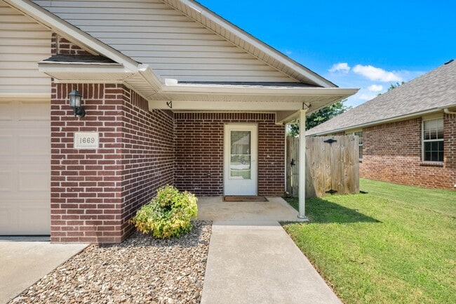 Photo - 1669 Evening Shade Dr (Fayetteville, AR) Townhome