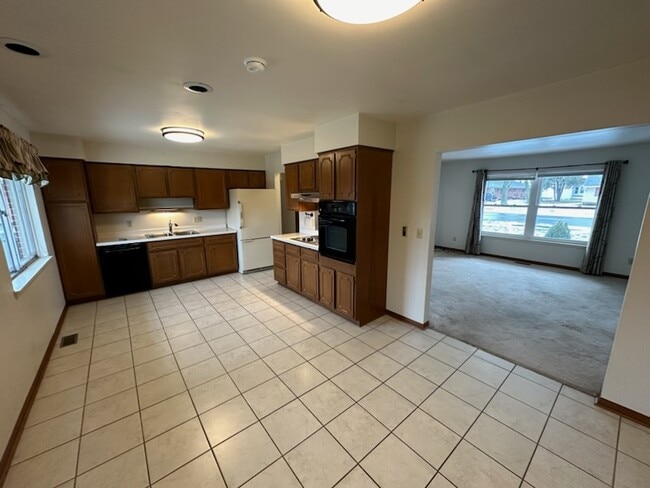 Building Photo - 2624 Sherwood Dr