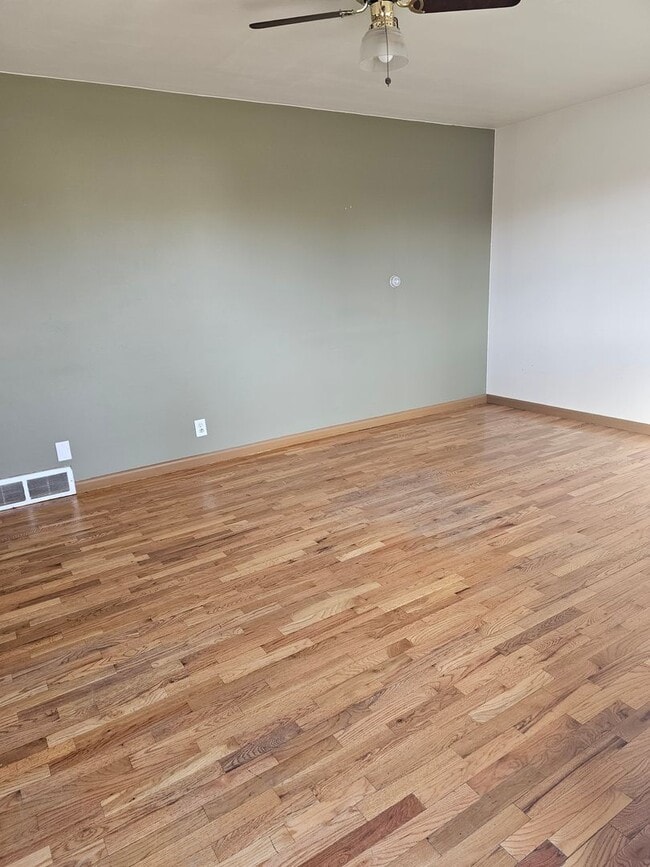 Building Photo - 909 Cale Ave