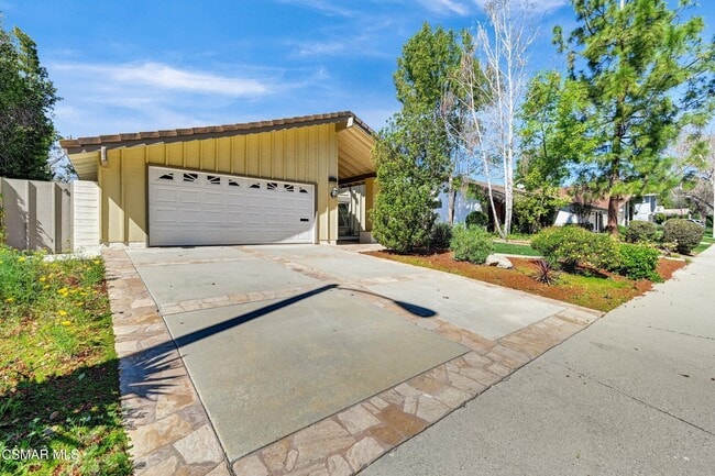 Building Photo - 2923 E Sierra Dr