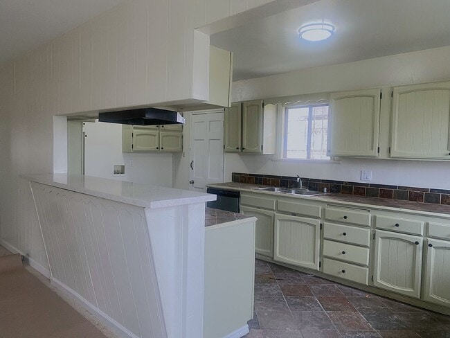 Building Photo - COME SEE this SAT! May 10th / Charming 3 B...