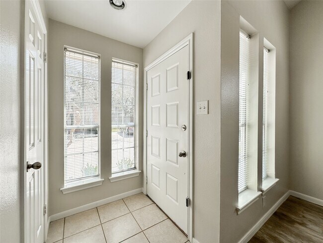 Foto del edificio - 5515 Strack Rd