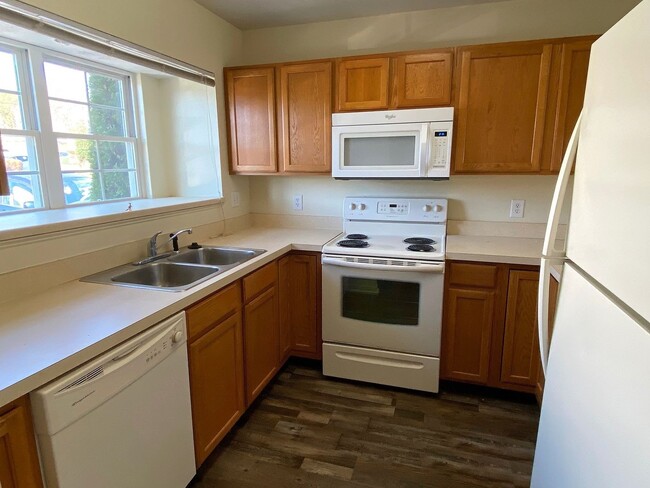 Building Photo - Spacious End Unit Townhouse with 2 Maste Suites 1920 Square Feet