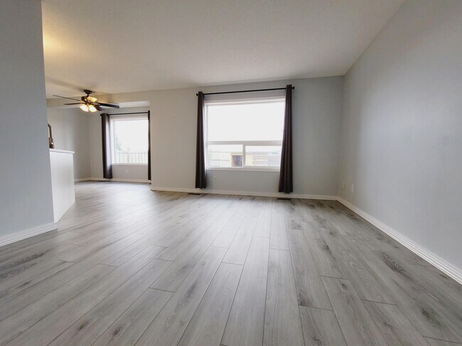 Photo du bâtiment - 3550 McLean Crescent SW