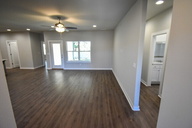 Foto del edificio - Gorgeous 4 Bedroom, 2 Bathroom Home in Far...